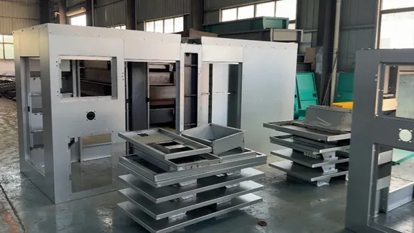 لدينا ورش تصنيع مجهزة بأحدث ماكينات التصنيع المتطورة